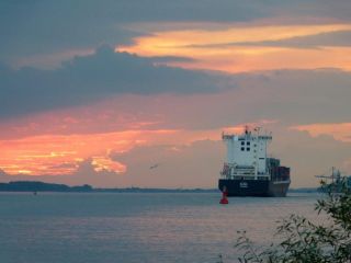 Containerschiff Eilbek/ Monrovia vor Blankenese (P1180682)