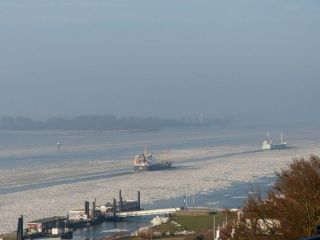 Vereiste Elbe mit Blick auf den Op`n Bulln (P1070344)