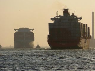 Containerschiffsverkehr vor Blankenese (P1100547)
