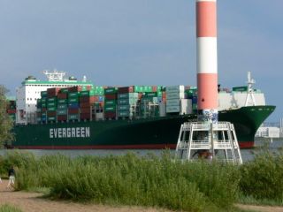 Containerschiff EVERGREEN am Leuchtturm (P1210638)