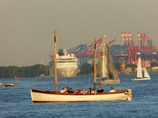 Segelkutter und MS EUROPA im Hintergrund auf der Elbe (P1240256)