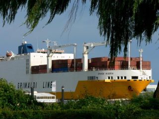Containerschiff GRIMALDI LINE GRANDE NIGERIA (P1210650)