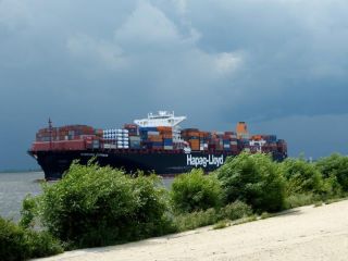 Containerschiff von Hapag-Lloyd bei stürmischen Witterungen vor Blankenese (P1040207)