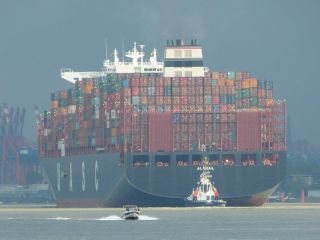 UASC Containerschiff auf dem Weg in den Hamburger Hafen P1320112
