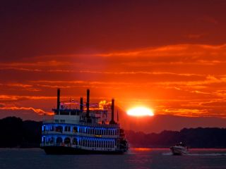 Raddampfer Mississippi Queen im Sonnenuntergang vor Blankenese