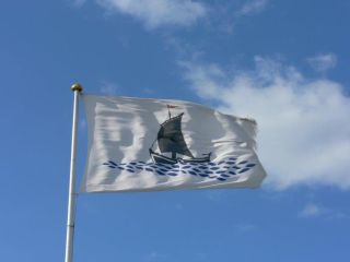 Flagge mit Pfahlewer - dem Wahrzeichen von Blankenese (P1210609)