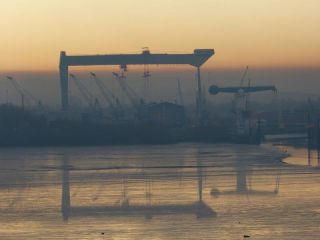 Elbe, Este, Sietas-Werft am Abend bei Niedrigwasser (P1260258)